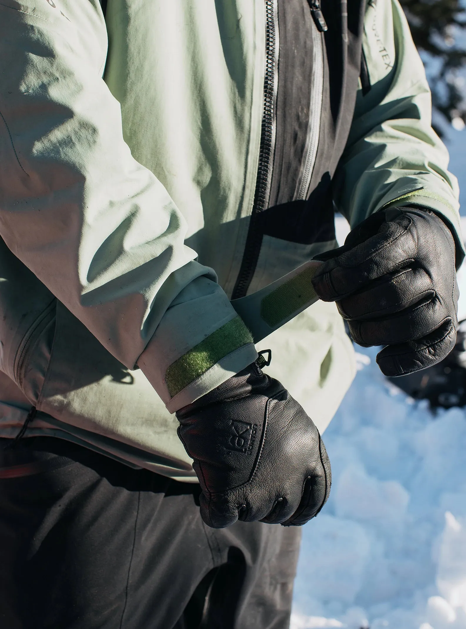 Burton [AK] GORE-TEX Leather Clutch Glove Black