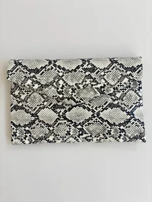 HB22 SNAKE ENVELOPE CLUTCH