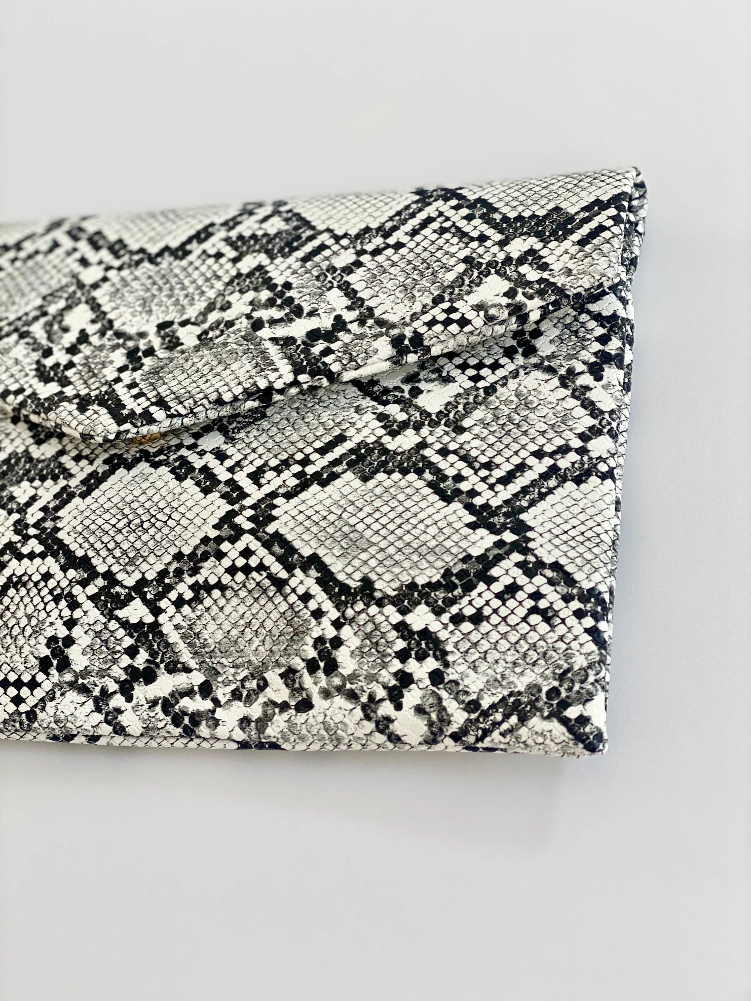 HB22 SNAKE ENVELOPE CLUTCH