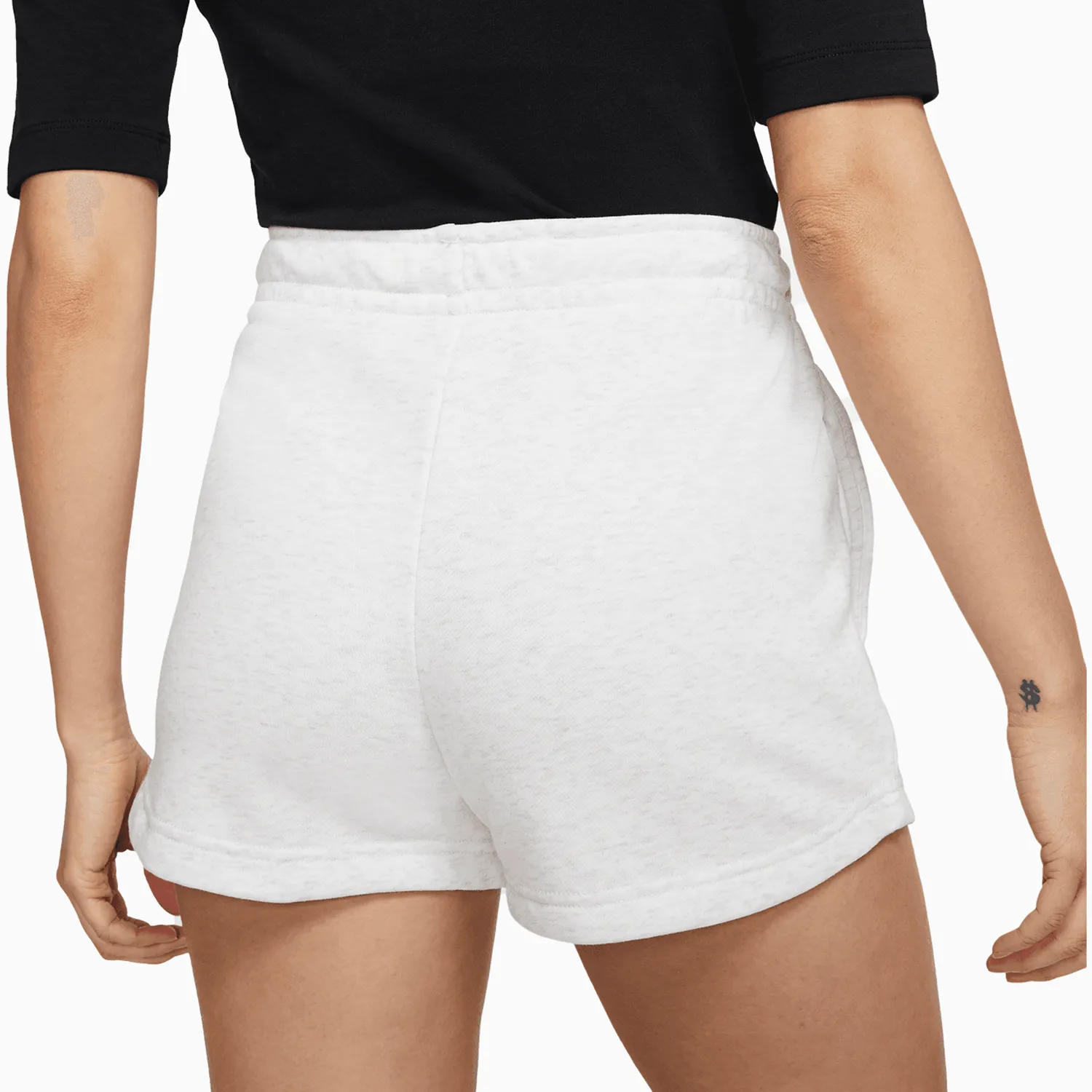 Women's Sportswear Essential Outfit